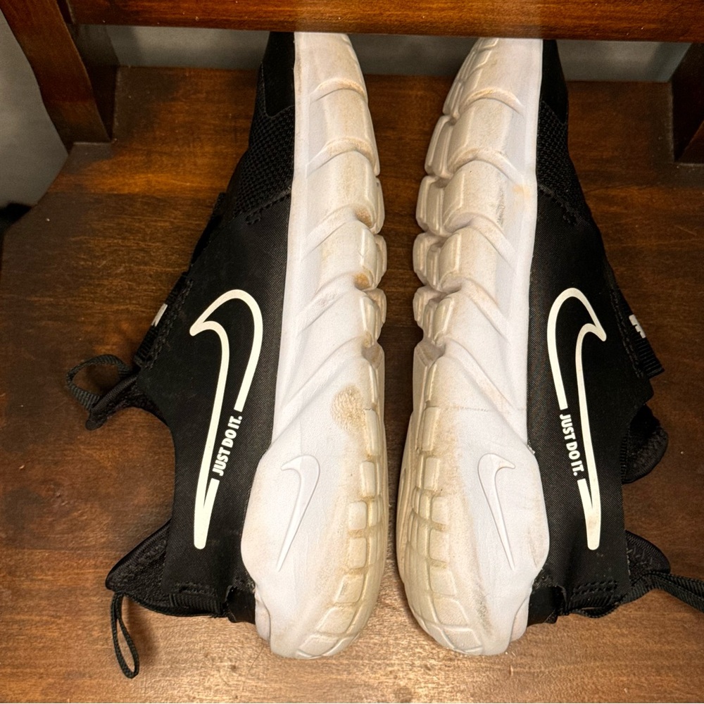Nike Flex Runner 2 Kids Size 1Y Black &White| Slip On Running/Training Sneakers - Picture 8 of 9